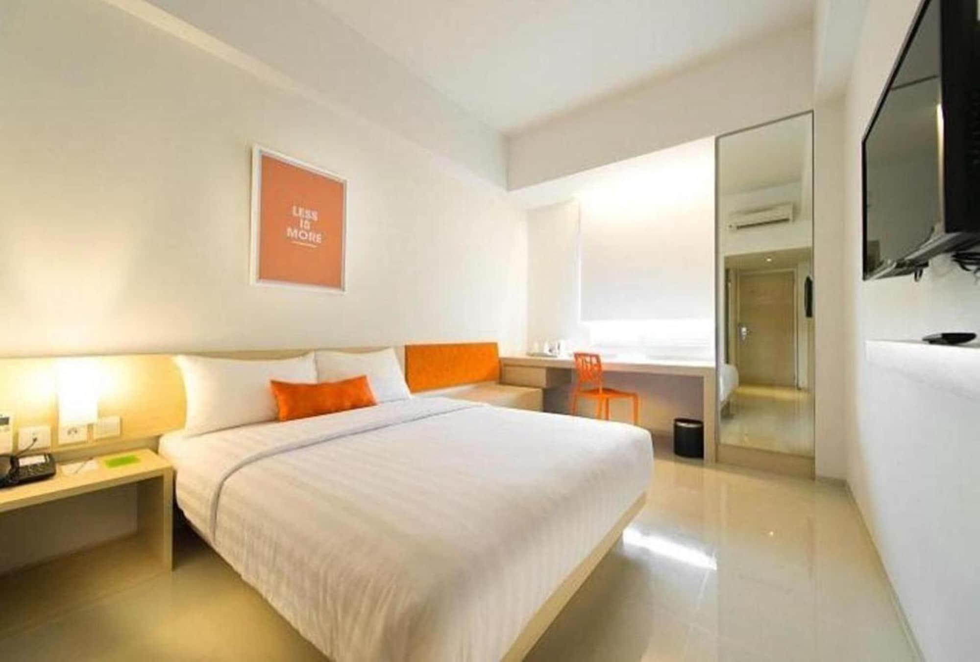ホテル Zuri Express Lippo Cikarang ブカシ エクステリア 写真
